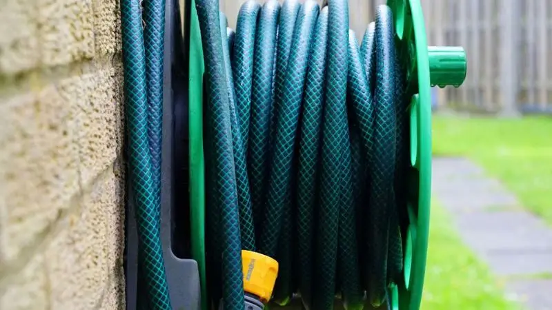 How to install a VEVOR retractable hose reel