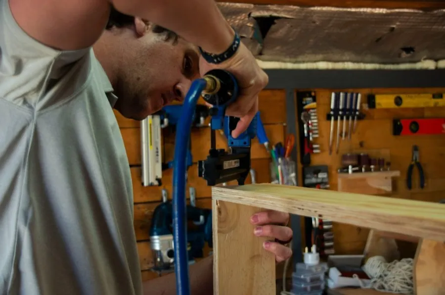 How to hold a caulk gun