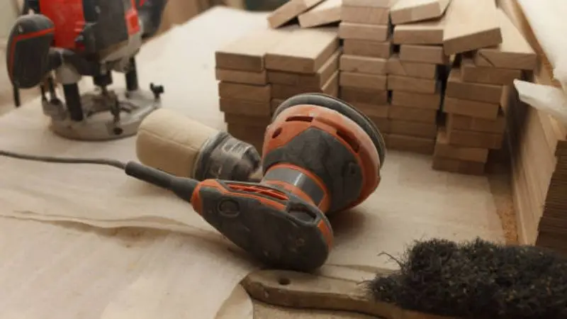 How to use an orbital sander with dust extraction