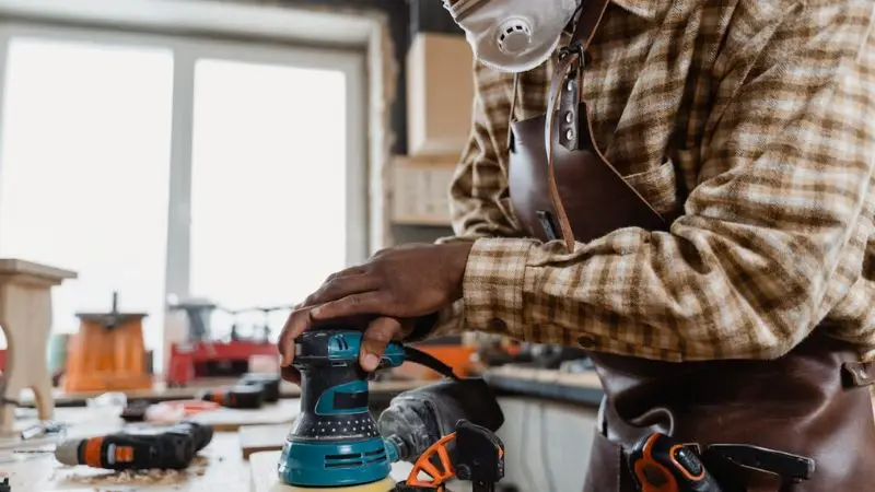 uses and advantages of a random orbital sander