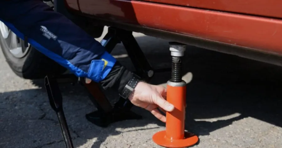 where do you put a jack on a car
