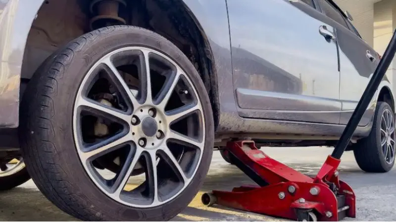 How to use a car jack safely