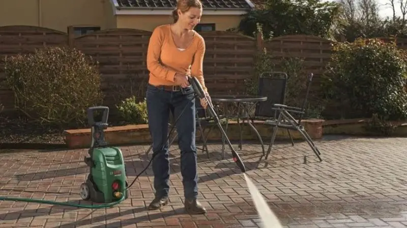 How to use a pressure washer
