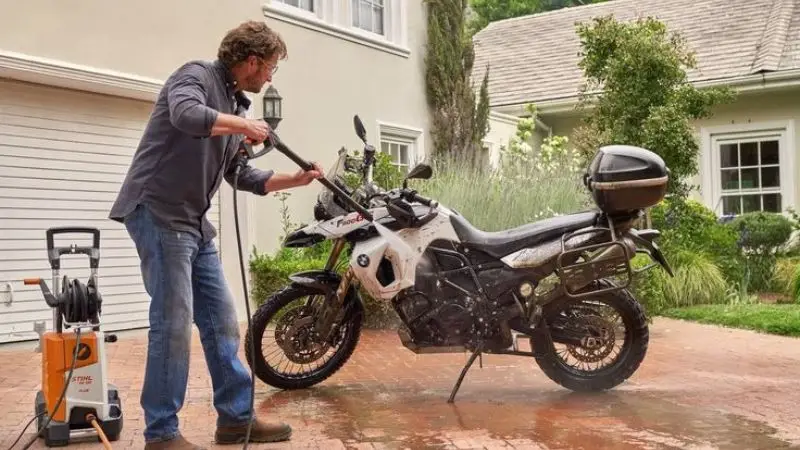 Safely use a pressure washer