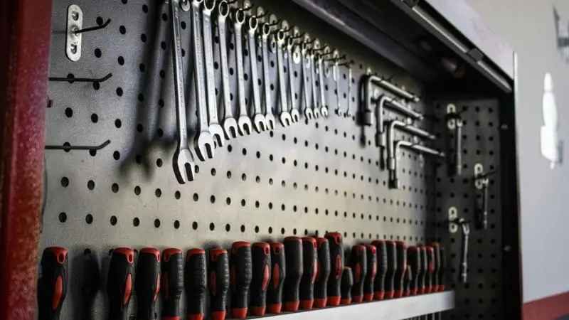 How to store a combination wrench set in an organized place