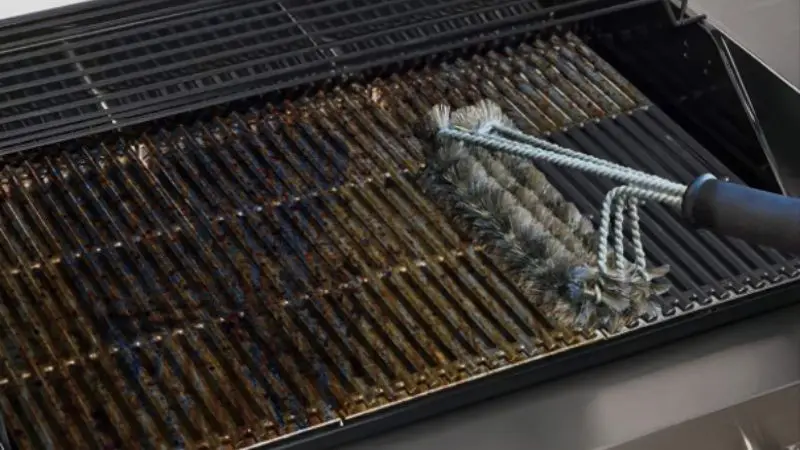 Sådan krydrer du støbejernsriste på en gasgrill