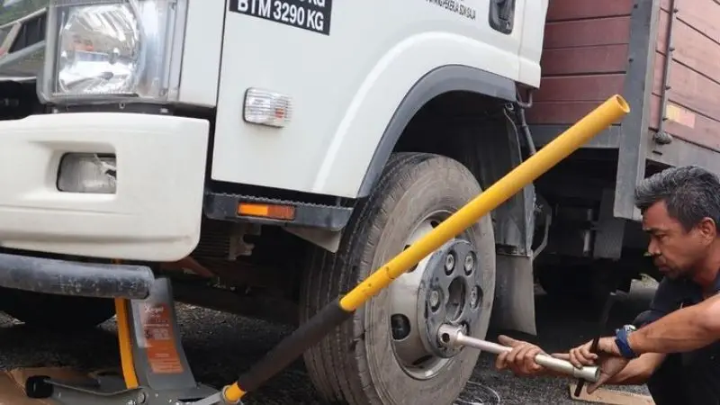 Low-profile car jack for lifting a car