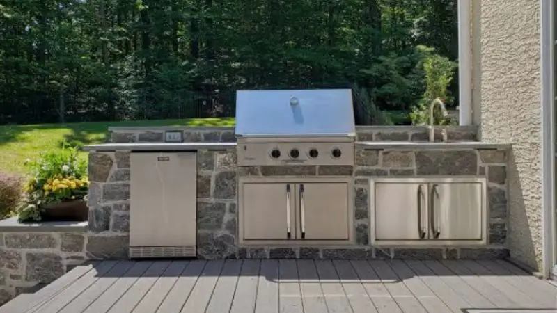 How to choose strong materials for your backyard kitchen