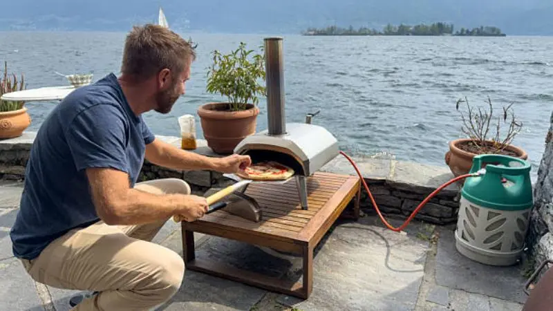 Features of an outdoor pizza oven