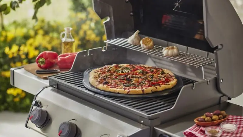 How to apply a pizza peel for easy and safe pizza transfer