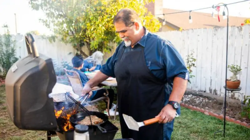 Pros and cons of using wood chips in a pellet smoker