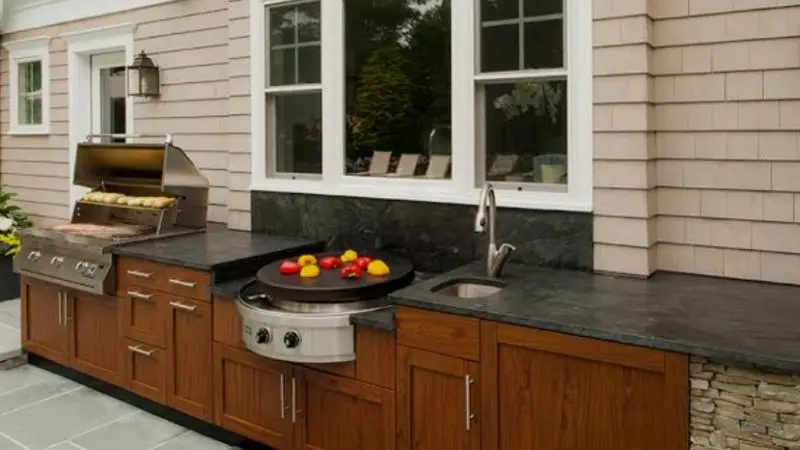 important factors to consider in choosing an outdoor kitchen cabinet