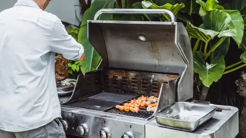 Make BBQ with an outdoor grill