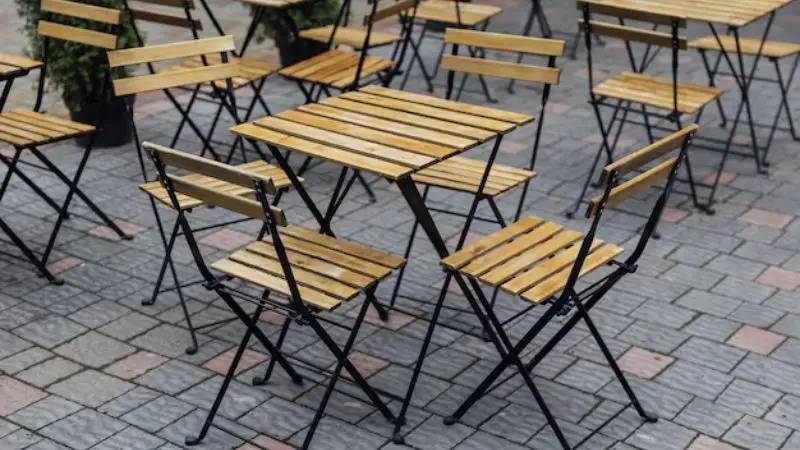  types of materials used in outdoor dining sets