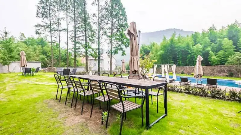 Seating capacity  of patio-sized set 