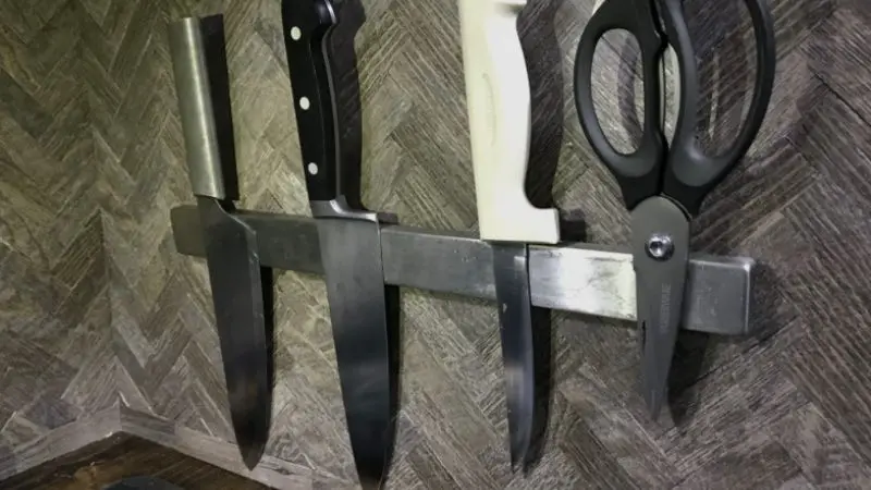 step-by-step magnetic knife holder sticking