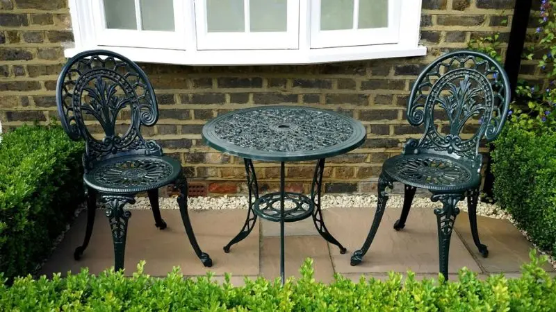  step-by-step guide for cleaning iron patio furniture