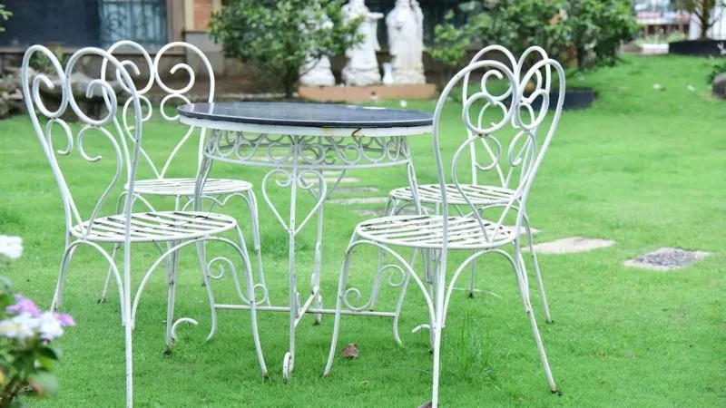 How to paint iron furniture