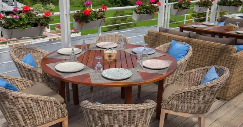 outdoor dining set materials