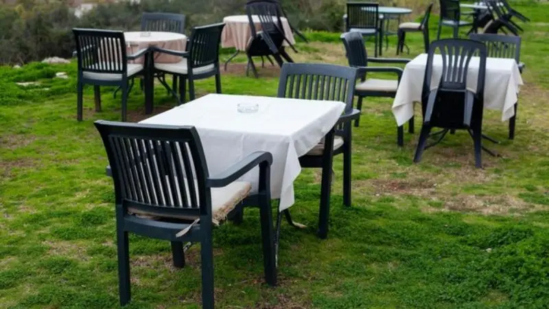 Tips for choosing the right outdoor dining furniture materials 