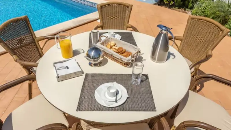 pros and cons of different outdoor dining set materials