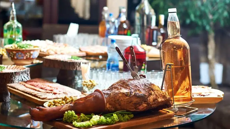 How to choose the best main course at the backyard BBQ grill and bar