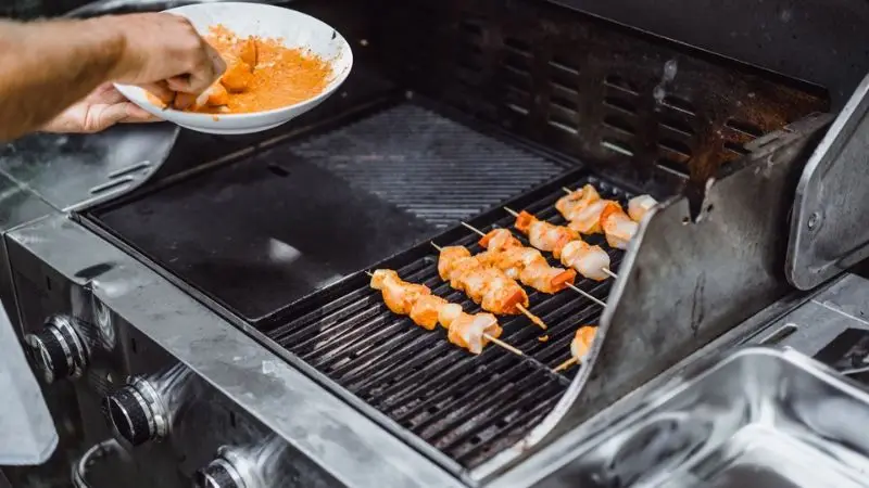  Grill z palnikiem bocznym o dużej mocy i wydajności