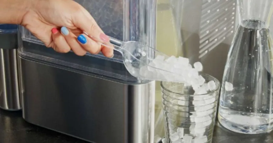 how does an ice machine work​