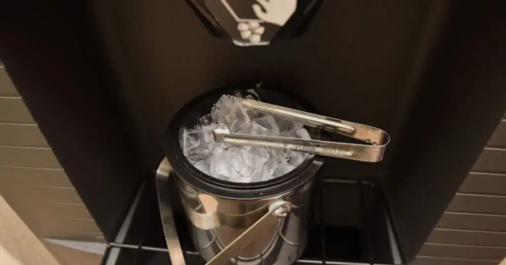 why do hotels have ice machines​