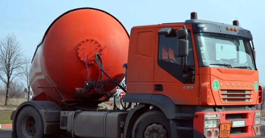 ​How many gallons of gasoline does a tanker truck hold