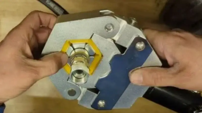 key features to look for when choosing hose crimper
