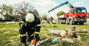 What kind of gas does a chainsaw use