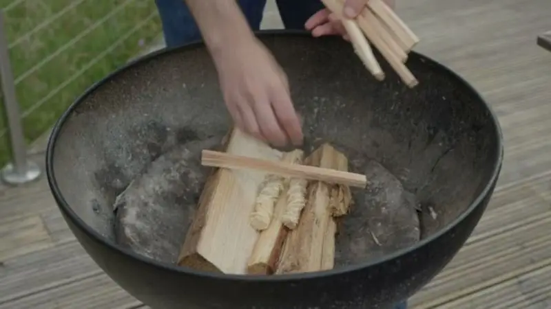 How to prepare wood for outdoor cooking