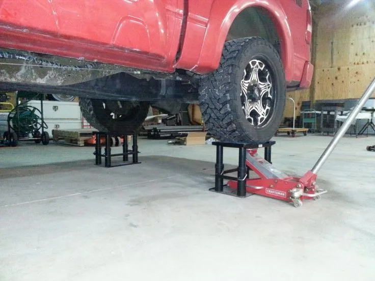 Safely use a high-lift floor jack