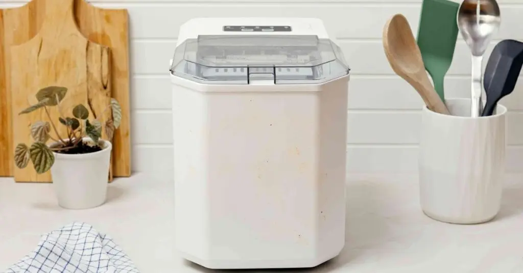 Compact ice machines for small kitchens