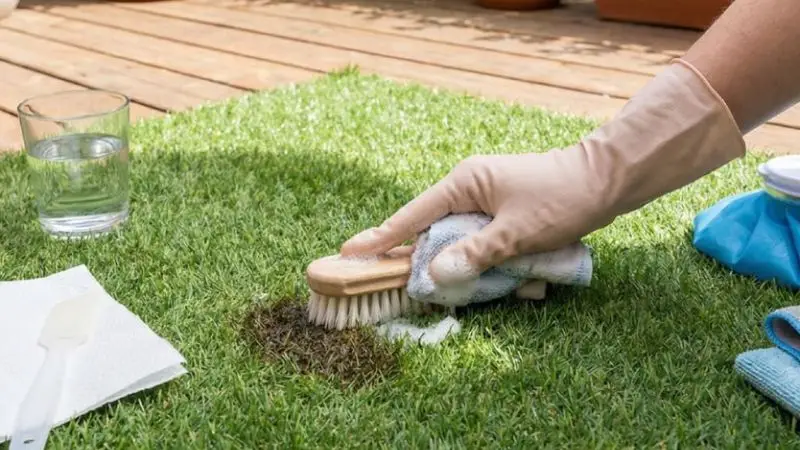 How to remove stains from fake grass