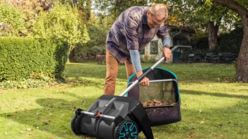 key features to compare when choosing a yard debris collector