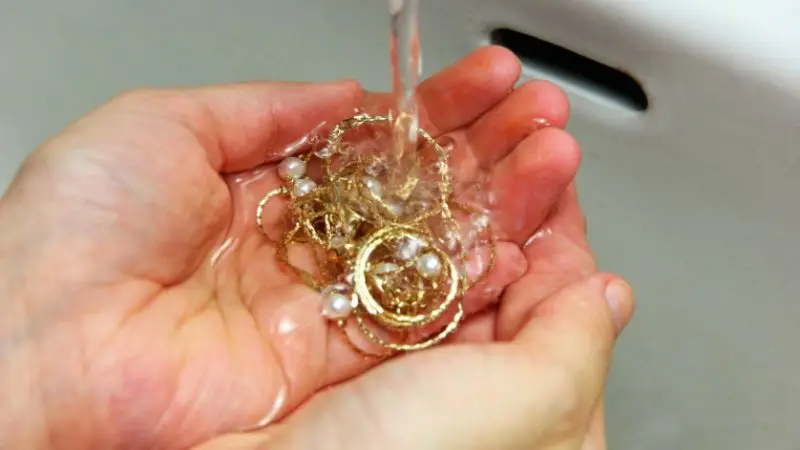How to choose the right diamond jewelry cleaner