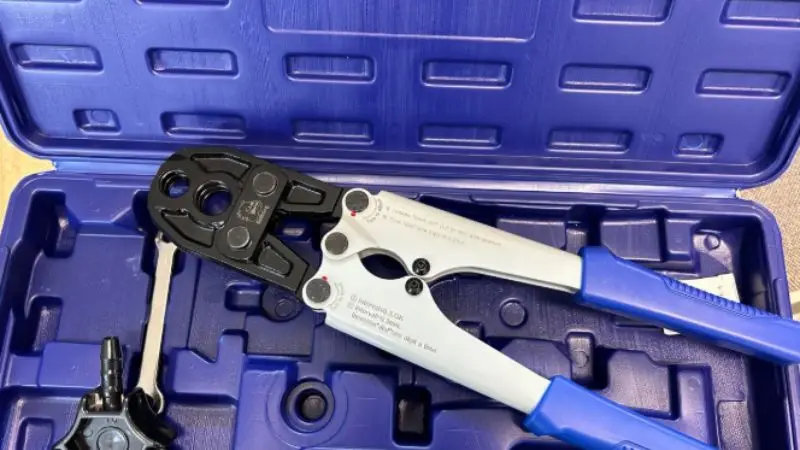 Battery-powered copper pipe crimping tool
