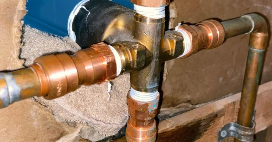 Sanitärinstallationen, Kupferrohre und Armaturen