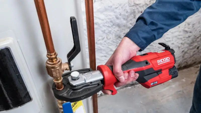 Schrittweise Installationsanleitung für Kupferrohre und -fittings im Sanitärsystem