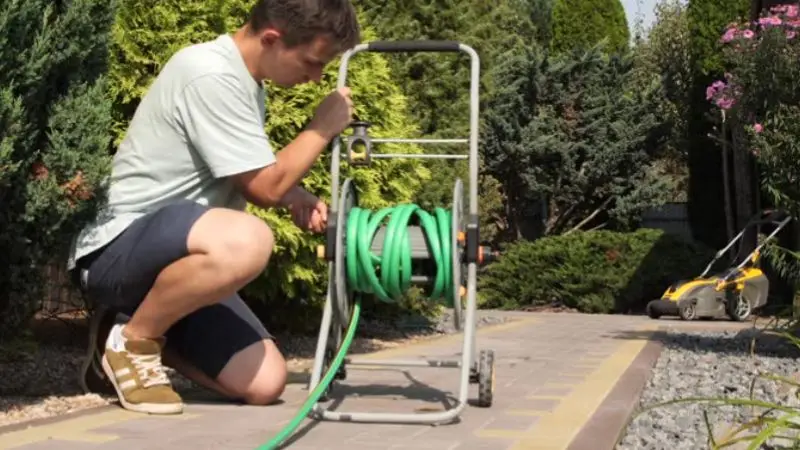 automatic vs. hand crack hose reel: which one to choose