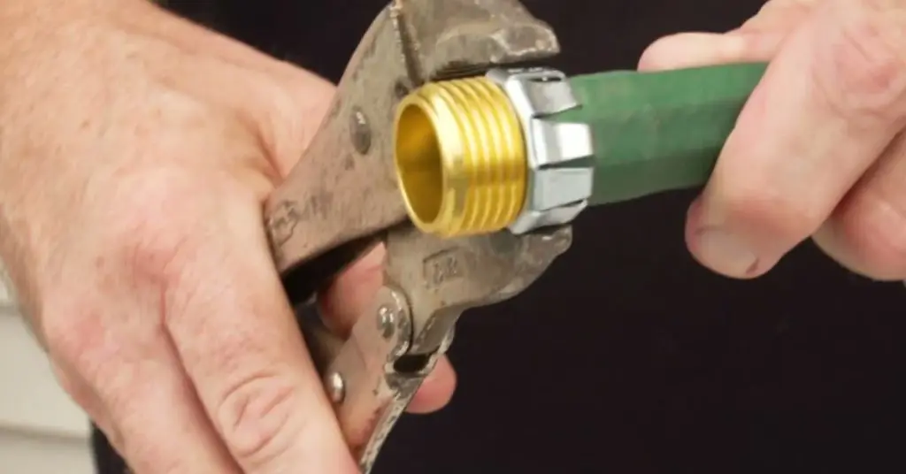How do you repair a garden hose​