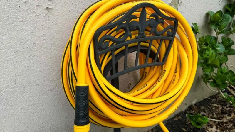 differences between plastic and metal hose reel