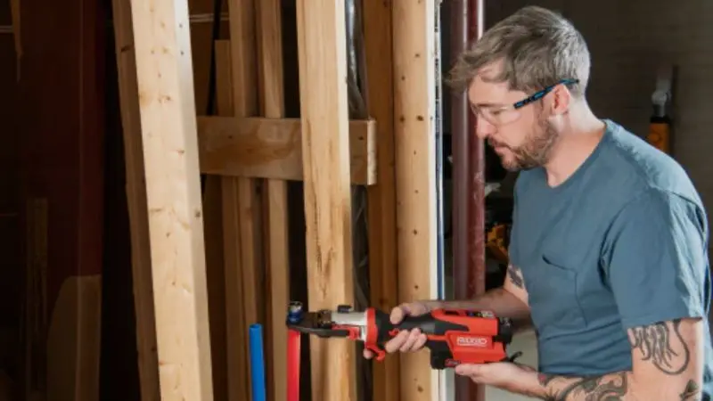 How to apply the pressure with a crimping tool
