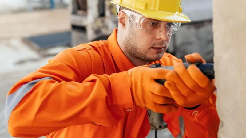 How to select the right drill bit and speed for drilling in metal