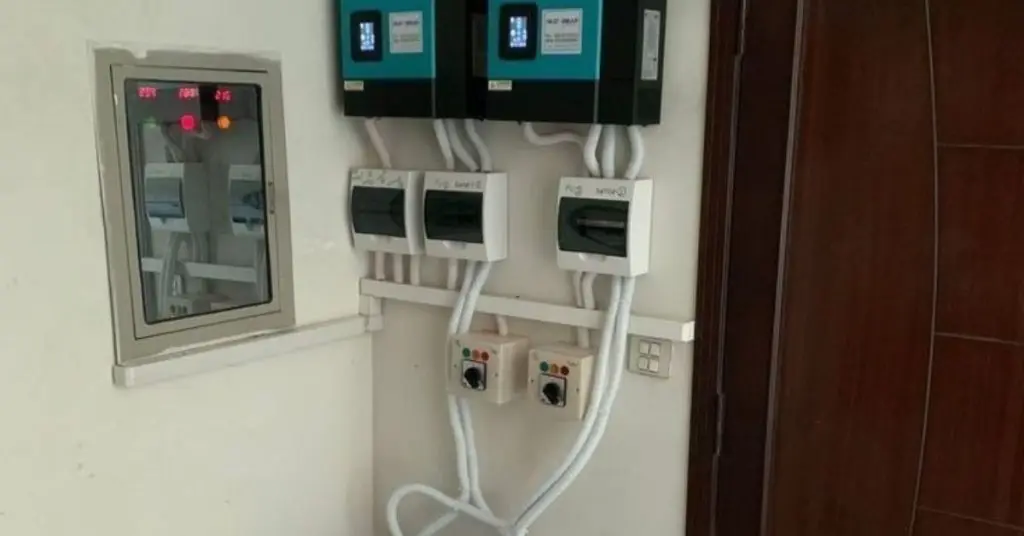 What is a solar power inverter