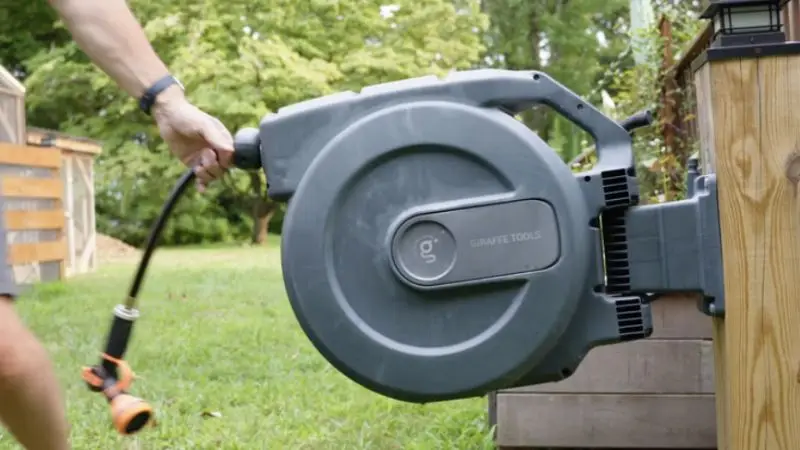 benefits of using a 100 ft retractable hose reel