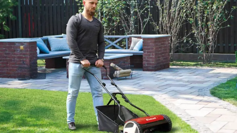 key features to look for in best push lawn sweeper
