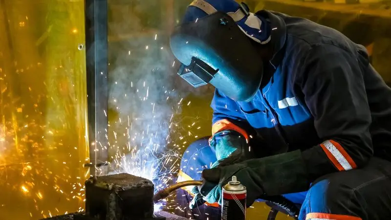 key difference between gas and gasless MIG welders